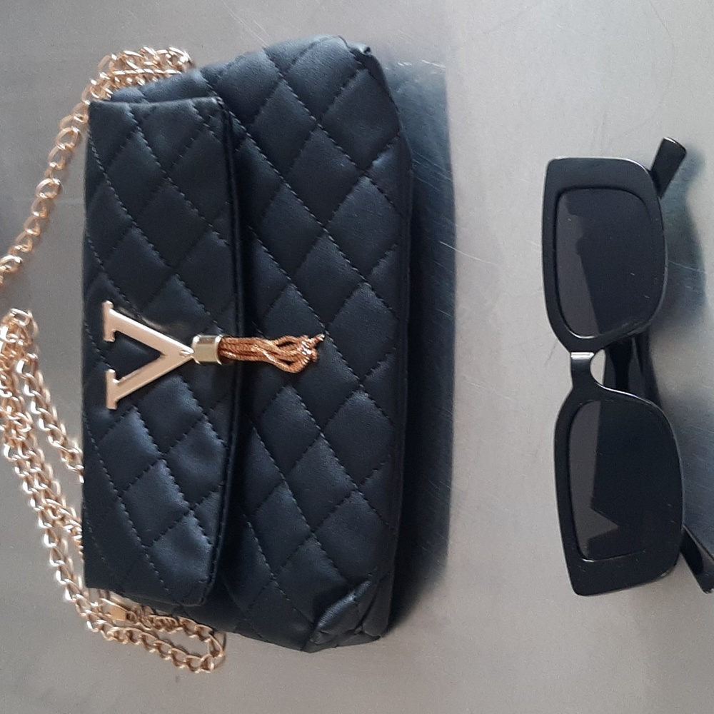 NWOTQuilted Crossbody+Matching Sunglassed with Gold Accent - Picture 5 of 5